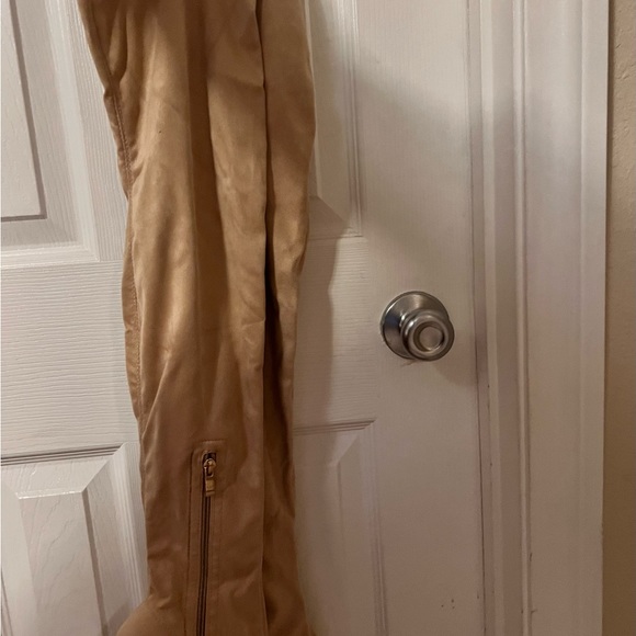 Thigh high cream high heeled boots never worn new in box. - Picture 6 of 8